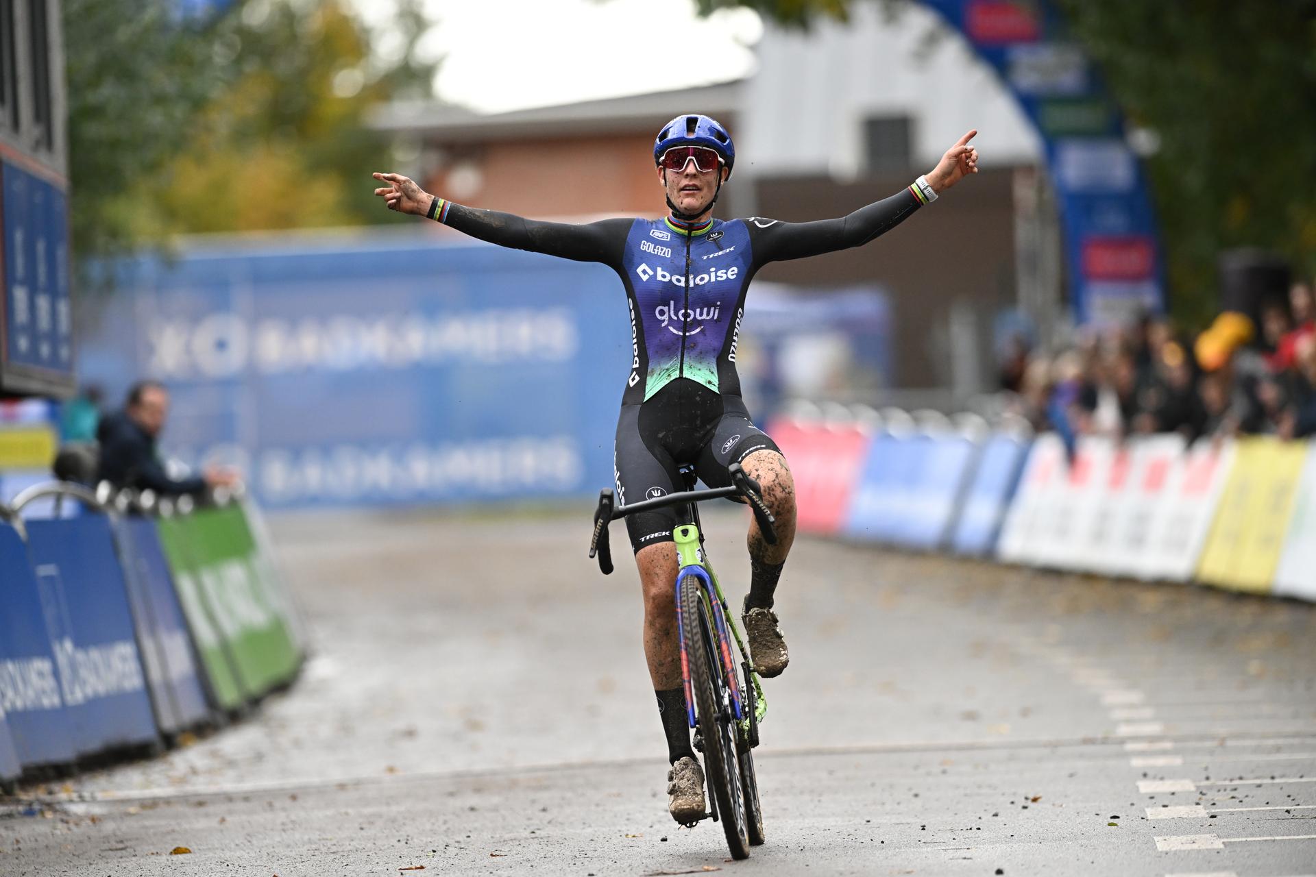 Dutch Lucinda Brand celebrates as she crosses the finish line at the elite women race of the "Rapencross" cyclocross in Lokeren, the second race (out of 8) of the X2O Badkamers Trophy, Sunday 02 November 2025. BELGA PHOTO DAVID PINTENS