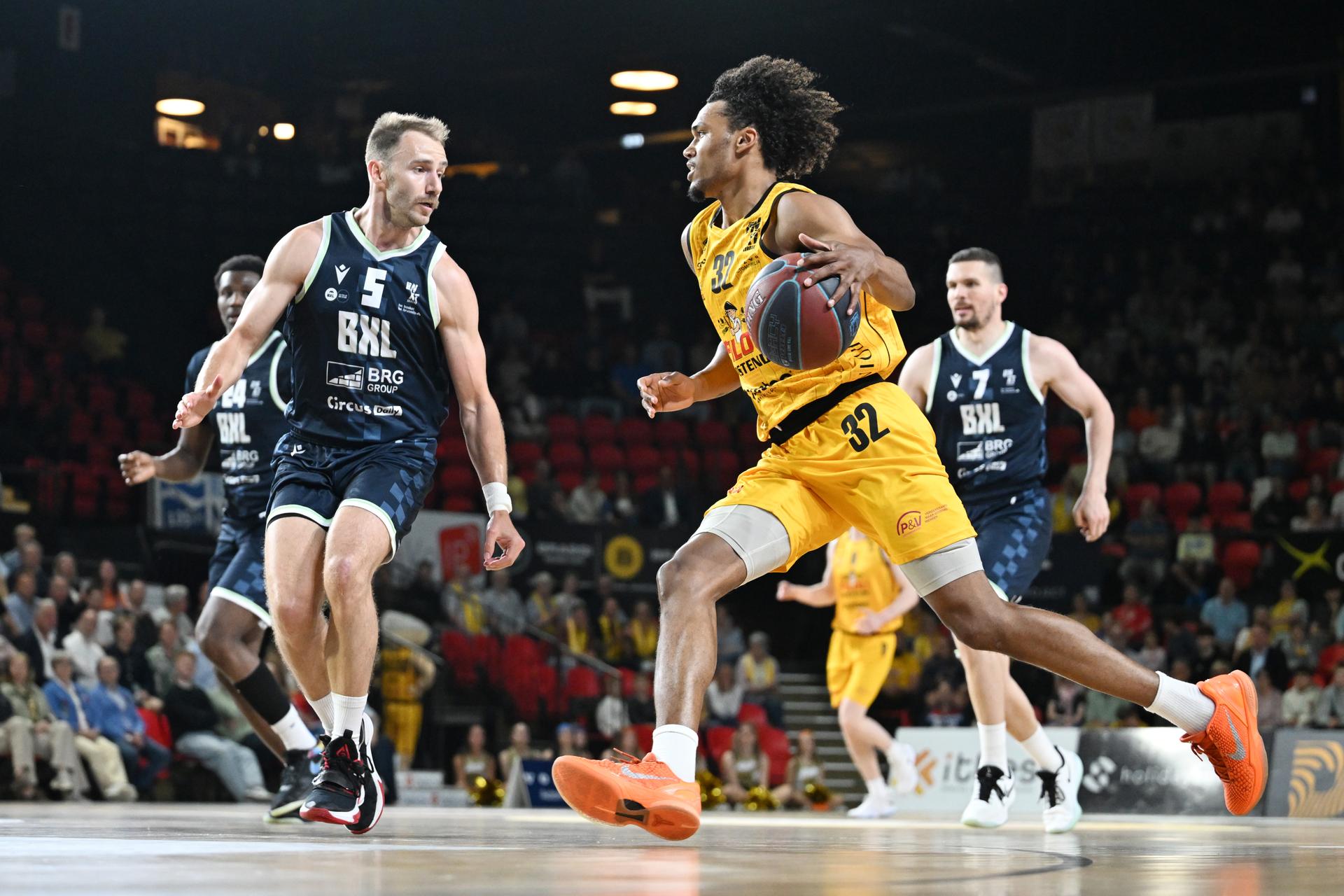 Brussels' Alexandre Libert and Oostende's Tytan Anderson fight for the ball during a basketball match between BC Oostende and Brussels Basketball, Saturday 09 May 2026, in Oostende, on the day 34th and last day of the 'BNXT League' Belgian/ Dutch first division basket championship. BELGA PHOTO MAARTEN STRAETEMANS