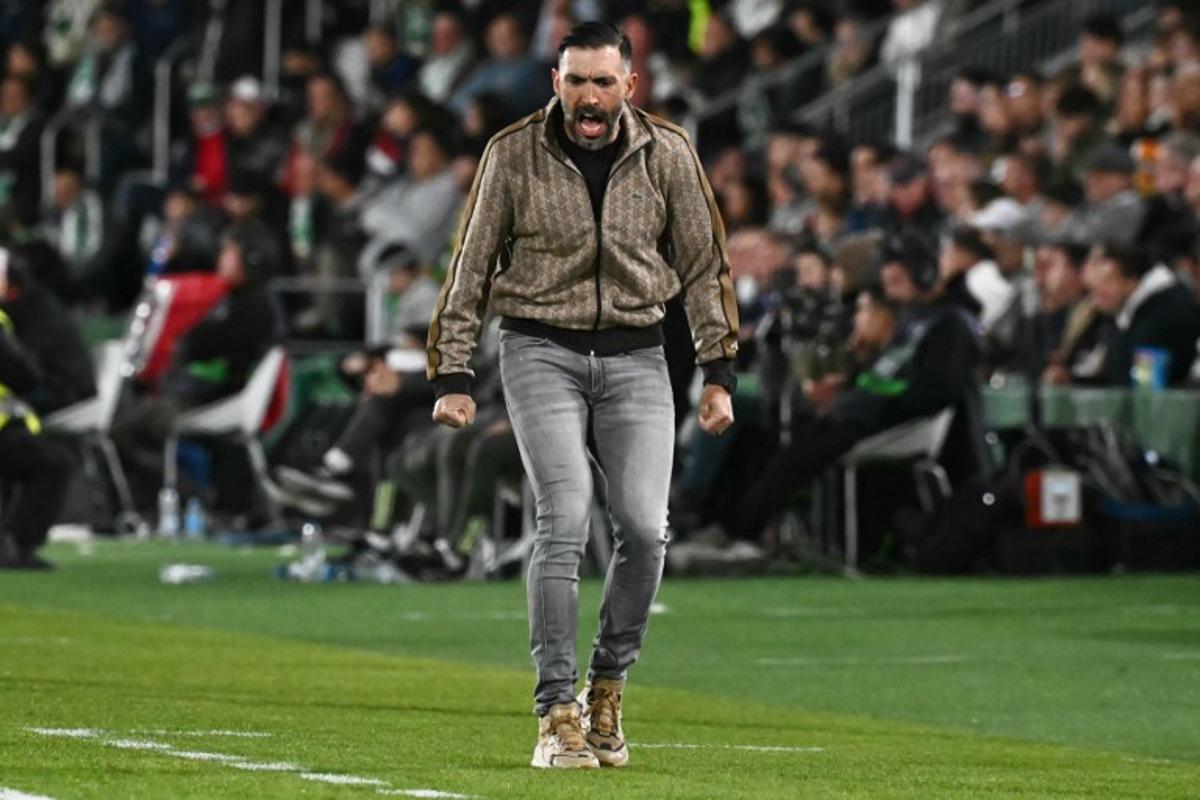 Elche's Spanish coach Eder Sarabia reacts during the Spanish league football match between Elche CF and Real Madrid CF at Martinez Valero Stadium in Elche on November 23, 2025. JOSE JORDAN / AFP