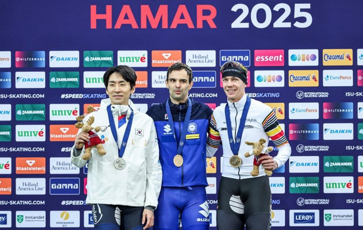 (L-R) Second placed South Korea's Seung-Hoon Lee, winner Italy's Andrea Giovannini and third placed Belgium's Bart Swings pose on the podium of the men's mass start competition of the ISU World Speed Skating Championships in Hamar, Norway on March 15, 2025. Geir Olsen / NTB / AFP