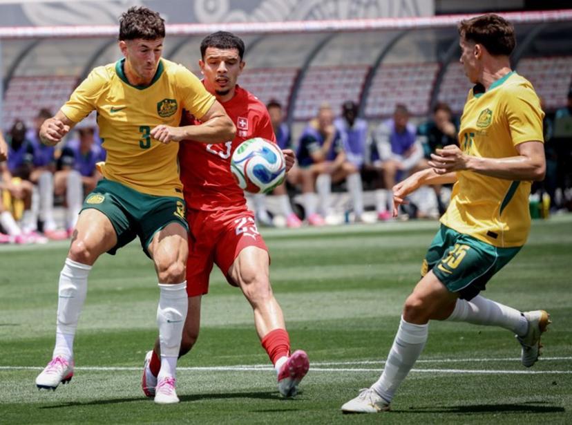 Australia's Alessandro Cicati (L) and Switzerland's Zeki Amdouni battle for the ball during a friendly match at Snapdragon Stadium in San Diego, California, on June 6, 2026, ahead of the 2026 FIFA World Cup. SANDY HUFFAKER / AFP