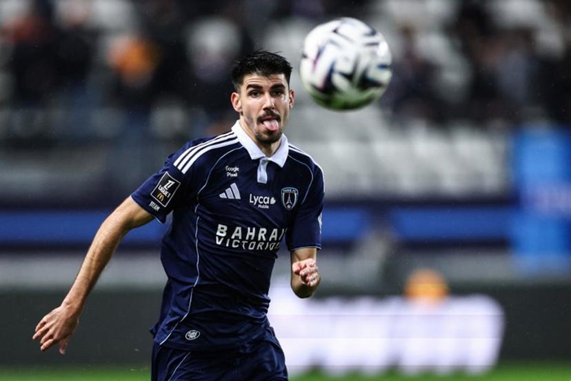 Paris FC's Belgian defender #28 Thibault De Smet reacts as he eyes the ball during the French L1 football match between Paris FC and AJ Auxerre at the Stade Jean-Bouin stadium, in Paris, on November 29, 2025. FRANCK FIFE / AFP