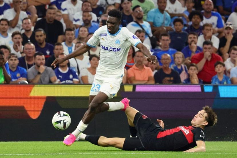 Bayer Leverkusen's German defender Reno Munz (R) fights for the ball with Marseille's Senegalise forward Ismaila Sarr (L) during the pre-season friendly football match between Olympique Marseille (OM) and Bayer Leverkusen at the Stade Velodrome in Marseille, southern France on August 2, 2023. CLEMENT MAHOUDEAU / AFP