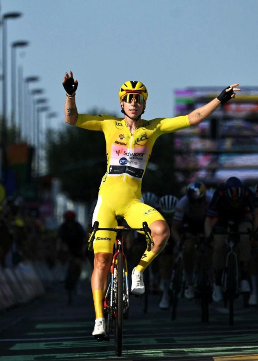 Team SD Worx-Protime's Dutch rider Lorena Wiebes wearing the overall leader's yellow jersey celebrates as she crosses the finish line to win the second (out of 9) stage of the fifth edition of the Women's Tour de France cycling race, 147.9 km from Aigle to Geneva, in Geneva on August 2, 2026. NICOLAS TUCAT / AFP