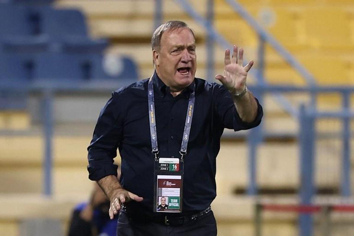 Iraq's coach Dick Advocaat speaks to his players during the 2022 Qatar World Cup Asian Qualifiers football match between Iraq and South Korea, at the Thani Bin Jassim Stadium in the Qatari capital Doha, on November 16, 2021. KARIM JAAFAR / AFP