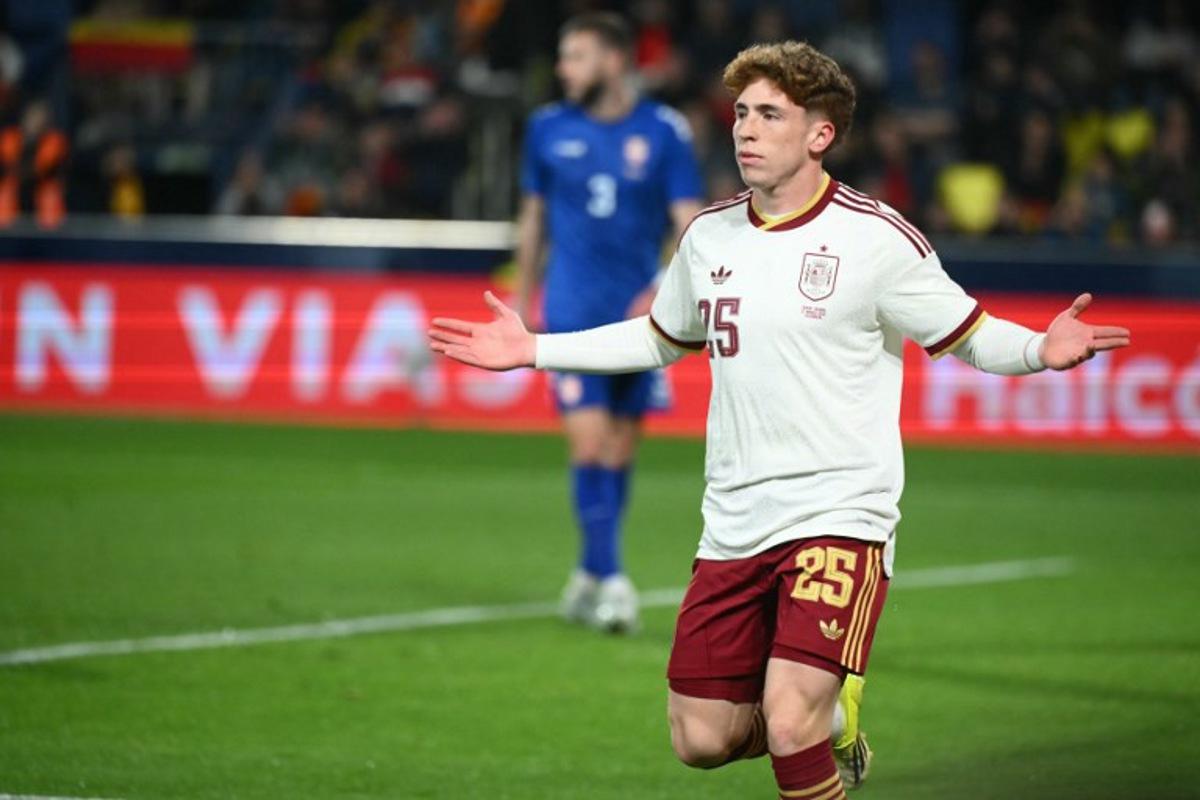 Spain's forward #25 Victor Munoz Villanueva celebrates scoring his team's third goal during the international friendly football match between Spain and Serbia at La Ceramica Stadium in Vila-real on March 27, 2026. JOSE JORDAN / AFP