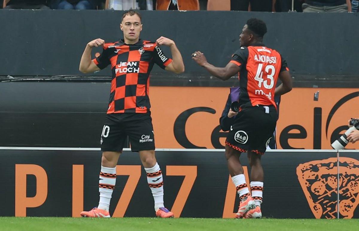 Lorient's French forward #10 Pablo Pagis (L) celebrates after scoring a goal during the French L1 football match between FC Lorient and AS Monaco at the Stade du Moustoir in Lorient, western France, on September 27, 2025. Fred TANNEAU / AFP