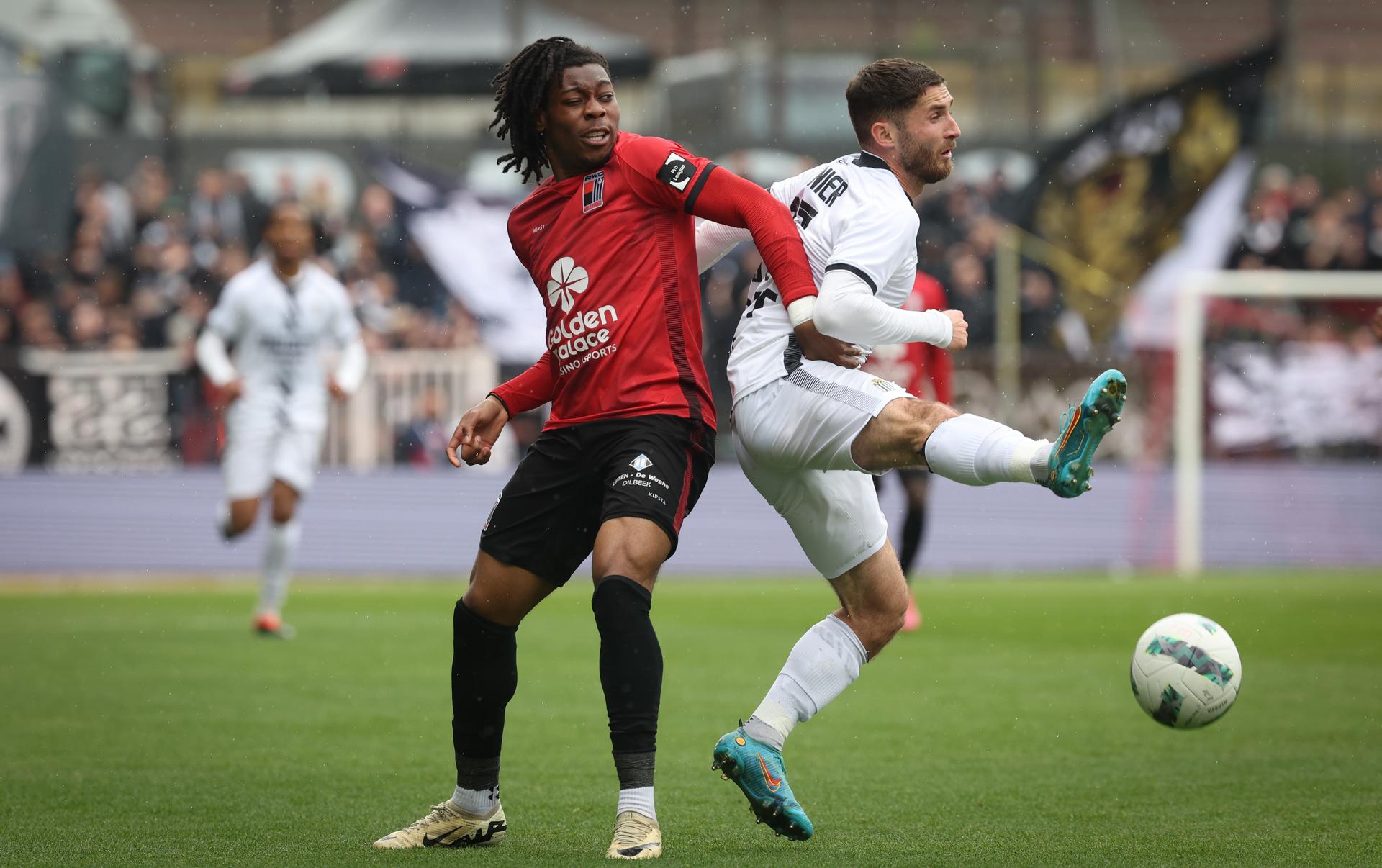 Rwdm's Tayo Adaramola and Charleroi's Antoine Bernier fight for the ball during a soccer match between RWD Molenbeek and Sporting Charleroi, Saturday 04 May 2024 in Charleroi, on day 5 of the 2023-2024 'Jupiler Pro League - Relegation Play-offs. BELGA PHOTO VIRGINIE LEFOUR