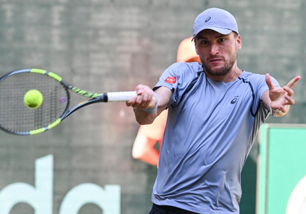 Belgium's Raphael Collignon returns the ball to Germany's Alexander Zverev during their men's singles quarter-final match of the Halle Open ATP tennis tournament in Halle, western Germany, on June 19, 2026. CARMEN JASPERSEN / AFP