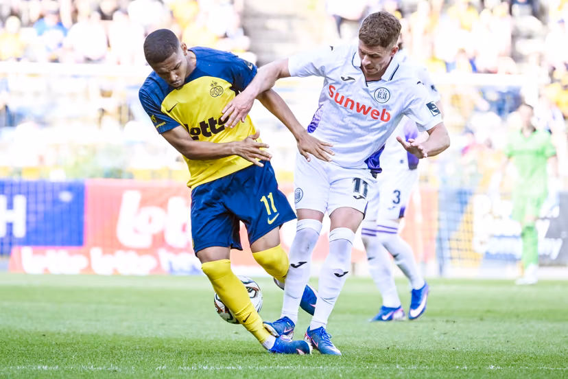 Anderlecht's Thorgan Hazard makes a foul on 11 Union's Guilherme Smith during a soccer match between Royale Union Saint-Gilloise and RSC Anderlecht, Sunday 24 May 2026 in Brussels, on the last day of the Champion's Play-offs of the 2025-2026 'Jupiler Pro League' first division of the Belgian championship. BELGA PHOTO TOM GOYVAERTS