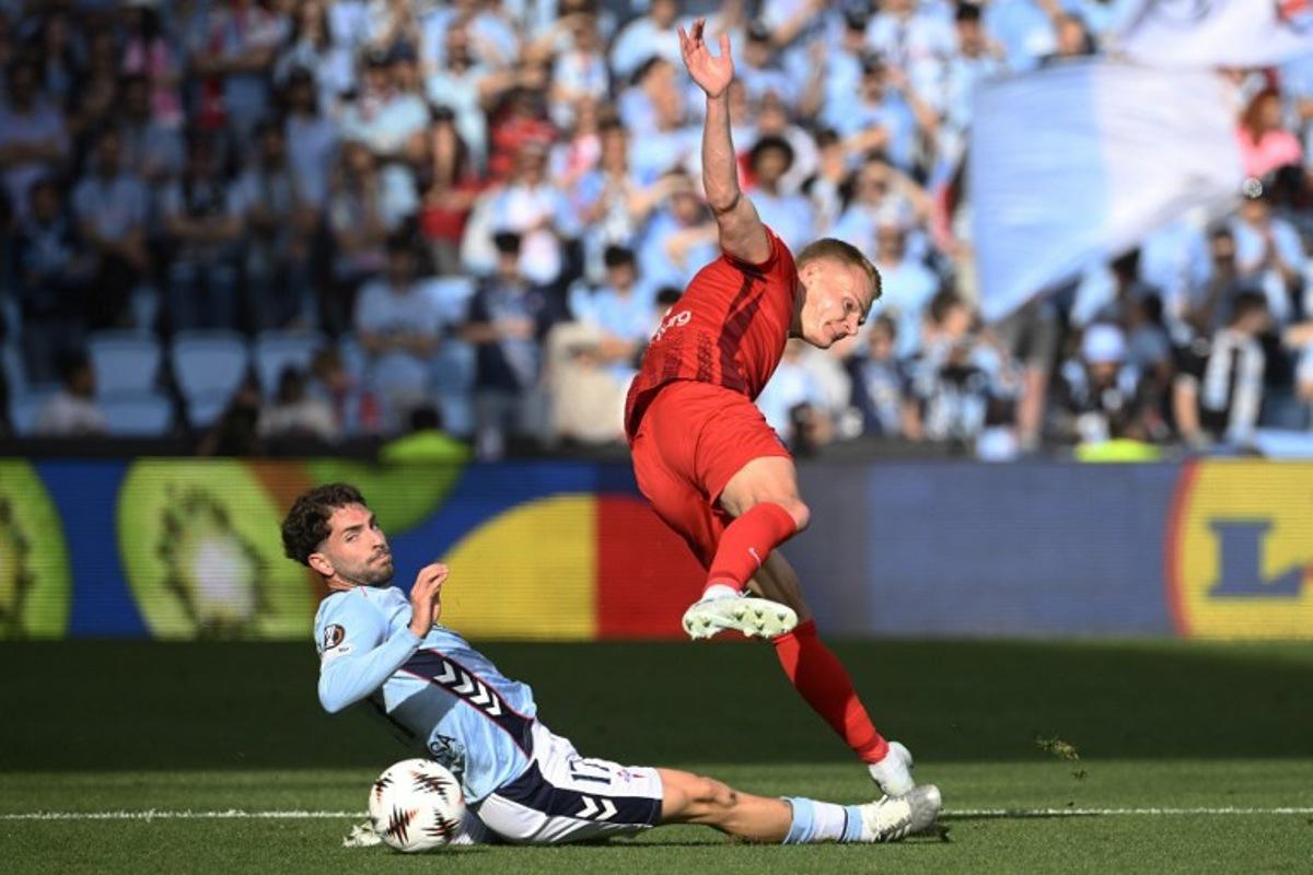 Celta Vigo's Spanish defender #17 Javi Rueda (L) tackles Freiburg's Austrian defender #03 Philipp Lienhart during the UEFA Europa League quarter final second leg football match between RC Celta de Vigo and SC Freiburg at Balaidos Stadium in Vigo on April 16, 2026. Miguel RIOPA / AFP