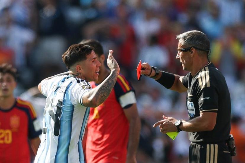 Slovenian referee Slavko Vincic shows a red card to Argentina's midfielder #24 Enzo Fernandez during the 2026 World Cup football tournament final match between Spain and Argentina at the New York/New Jersey Stadium in East Rutherford on July 19, 2026. PATRICIA DE MELO MOREIRA / AFP