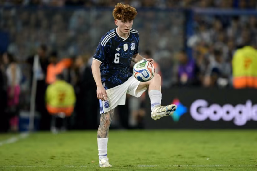 Argentina's defender #06 Valentin Barco controls the ball during a friendly football match between Argentina and Zambia at La Bombonera stadium in Buenos Aires on March 31, 2026. JUAN MABROMATA / AFP