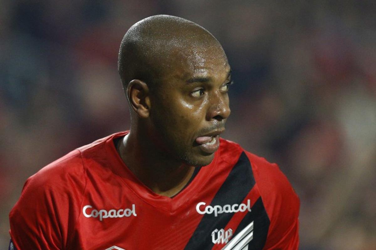Athletico Paranaense's midfielder Fernandinho gestures during the Copa Sudamericana round of 16 first leg football match between Brazil's Athletico Paranaense and Argentina's Belgrano, at the Ligga Arena stadium in Curitiba, Brazil, on August 15, 2024. Albari Rosa / AFP