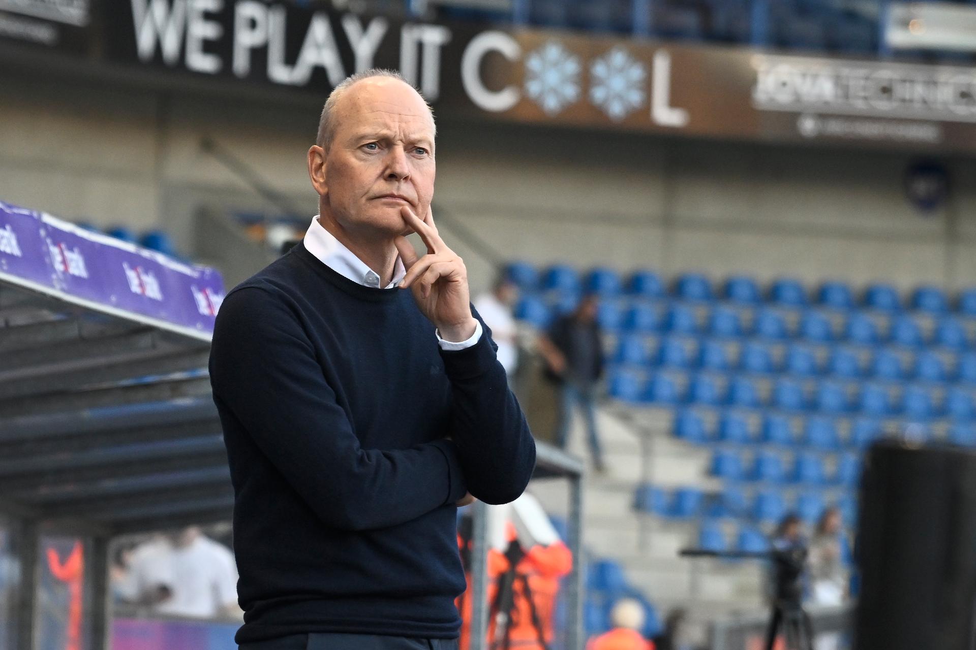 Lech Poznan's head coach Niels Frederiksen pictured during a soccer match between Belgian soccer team KRC Genk and Polish team KKS Lech Poznan, in Genk on Thursday 28 August 2025, the return leg in the play-offs of the UEFA Europa League competition. Genk won the first leg 1-5. BELGA PHOTO JOHAN EYCKENS