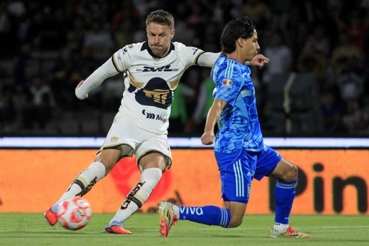 Pumas' Welsh midfielder #10 Aaron Ramsey and Tigres' midfielder #16 Diego Lainez fight for the ball during the Liga MX Apertura tournament football match between Pumas and Tigres at the Olimpico Universitario Stadium in Mexico City on September 20, 2025. Victor Cruz / AFP