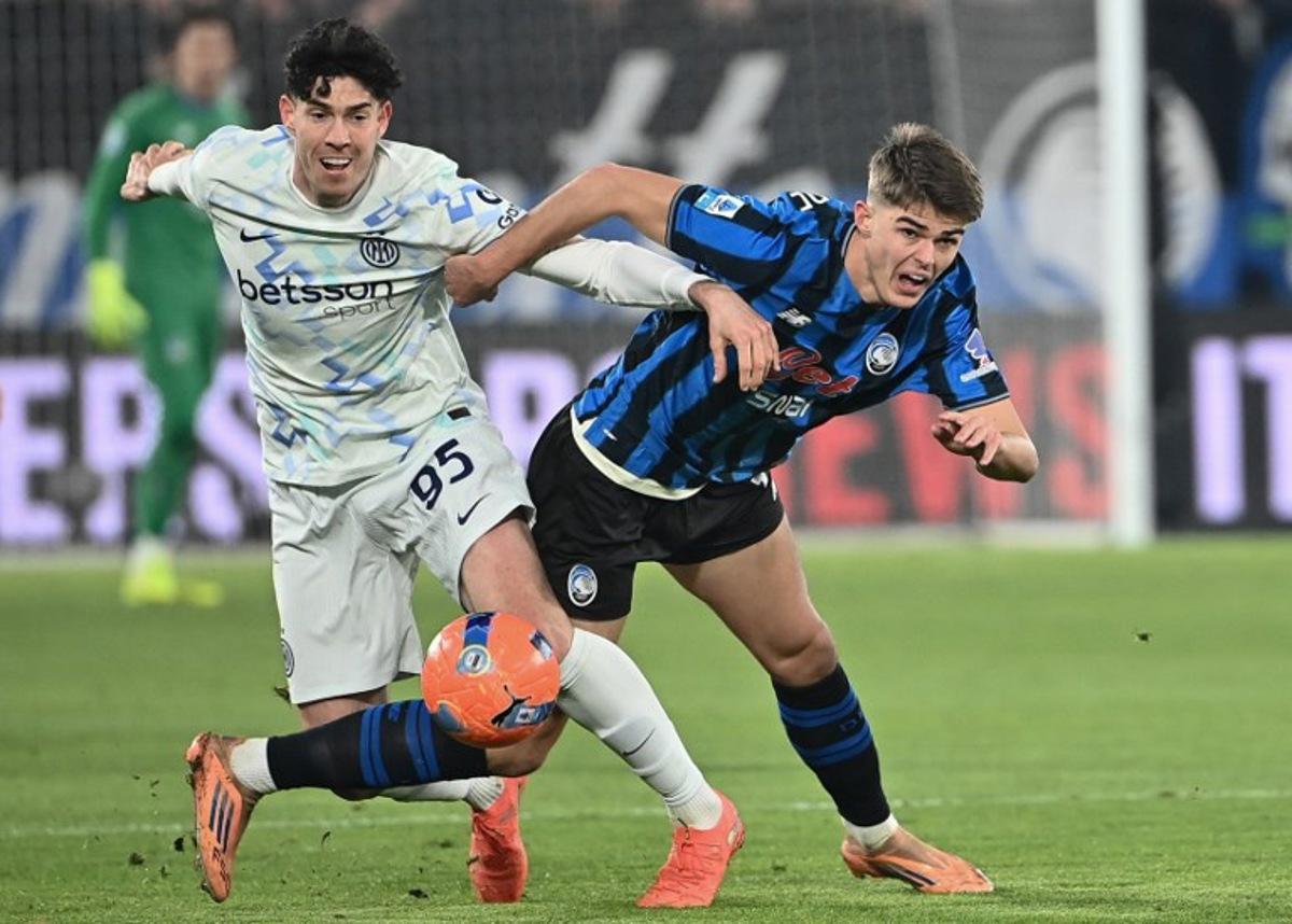 Atalanta's Belgian forward #17 Charles De Ketelaere (R) fights for the ball with Inter Milan's Italian defender #95 Alessandro Bastioni (L) during the Italian Serie A football match between Atalanta and Inter Milan at the Bergamo stadium in Bergamo on December 28, 2025. Isabella BONOTTO / AFP
