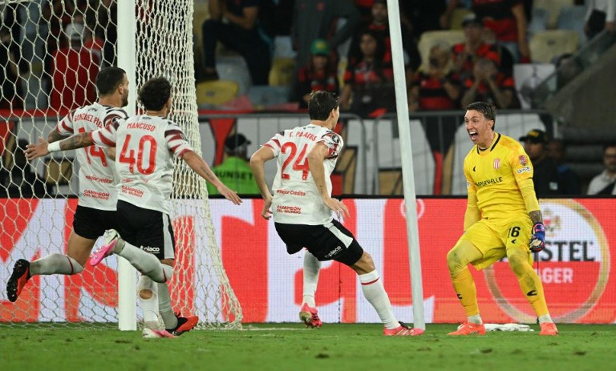 Estudiantes' Uruguayan goalkeeper #16 Fernando Muslera (R) celebrates after winning the penalty shootout during the Copa Libertadores semifinal second leg football match between Brazil's Flamengo and Argentina's Estudiantes de La Plata at the Maracana stadium in Rio de Janeiro, Brazil, on October 22, 2026. MAURO PIMENTEL / AFP