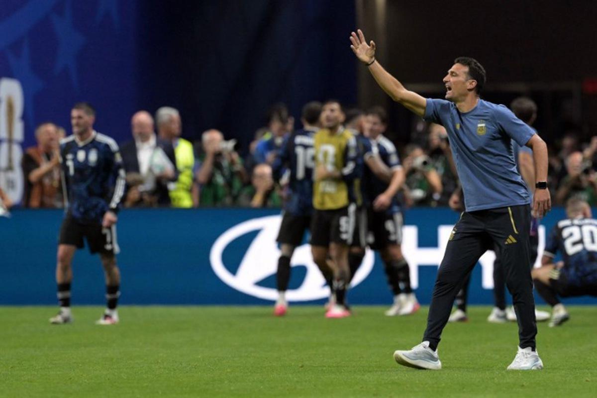 Argentina's head coach Lionel Scaloni (R) gestures from the techincal area during the 2026 World Cup football tournament semi-final match between England and Argentina at the Atlanta Stadium in Atlanta on July 15, 2026. JUAN MABROMATA / AFP