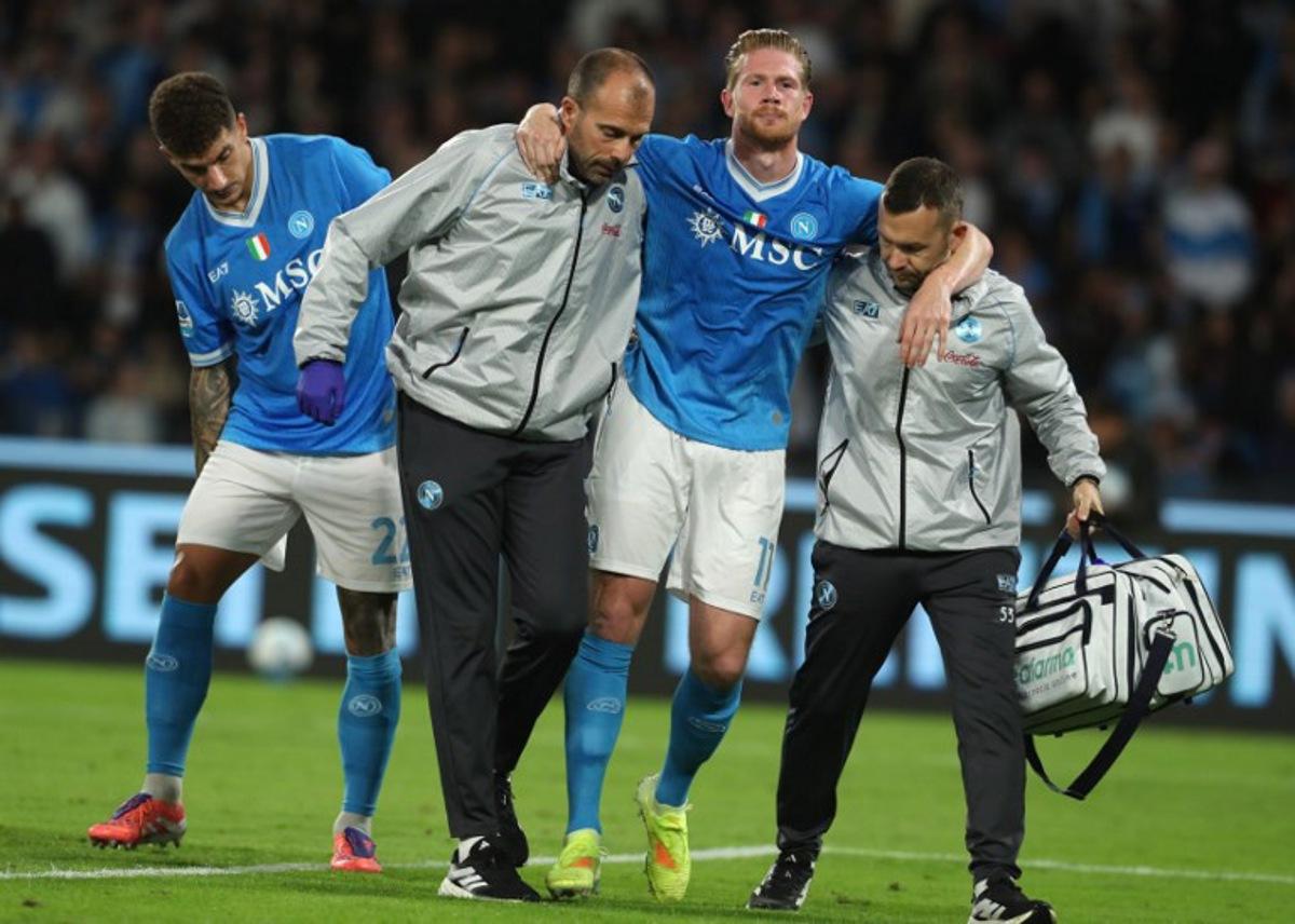 Napoli's Belgian midfielder #11 Kevin De Bruyne leaves the pitch after an injury on a penalty kick during the Italian Serie A football match between Napoli and Inter Milan at the Diego Armando Maradona stadium in Naples on October 25, 2025.  Carlo Hermann / AFP