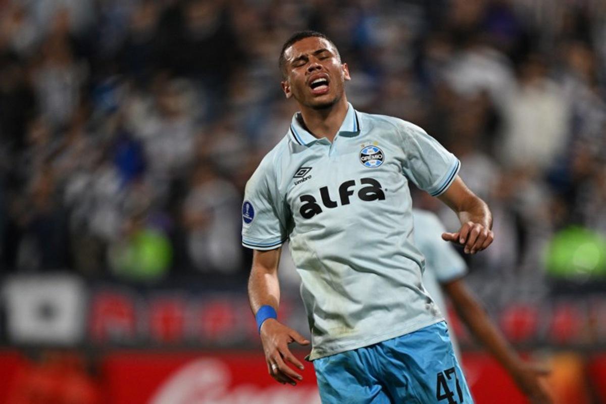 Gremio's forward #47 Alysson reacts after missing a chance to score during the Copa Sudamericana knockout round play-off football match between Peru's Alianza Lima and Brazil's Gremio, at the Alejandro Villanueva stadium in Lima, on July 16, 2025. ERNESTO BENAVIDES / AFP