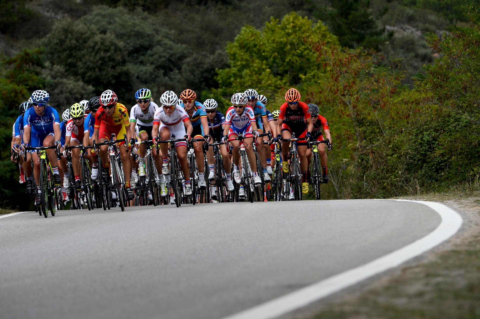 20140927 - PONFERRADA, SPAIN: Illustration picture of the pack of riders pictured during the women's elite road race at the UCI World Cycling championships in Ponferrada, Spain, Saturday 27 September 2014. BELGA PHOTO DIRK WAEM