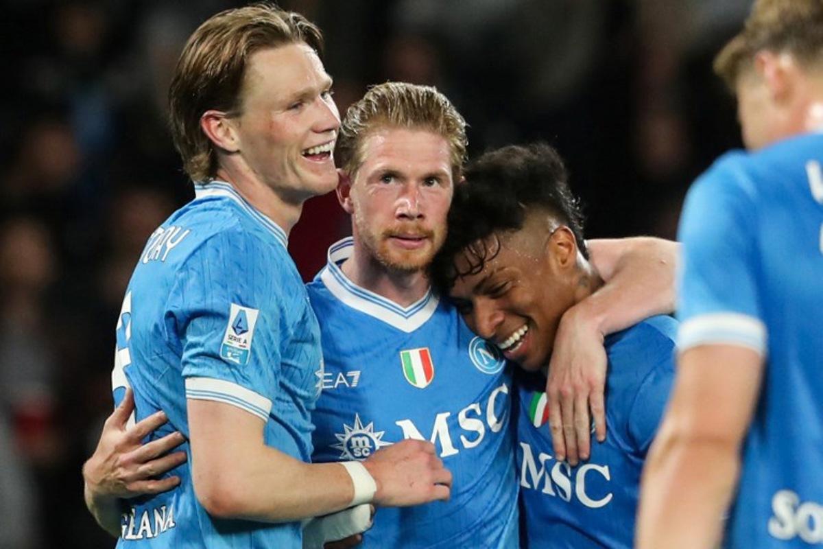 Napoli's Belgian midfielder #11 Kevin De Bruyne (2nd L) celebrates with Napoli's Brazilian forward #27 Allison Santos (2nd R) and Napoli's Scottish midfielder #8 Scott McTominay (L) after scoring his team third goal during the Italian Serie A football between match SSC Napoli and US Cremonese at the Diego Armando Maradona Stadium in Napoli, on April 24, 2026. CARLO HERMANN / AFP