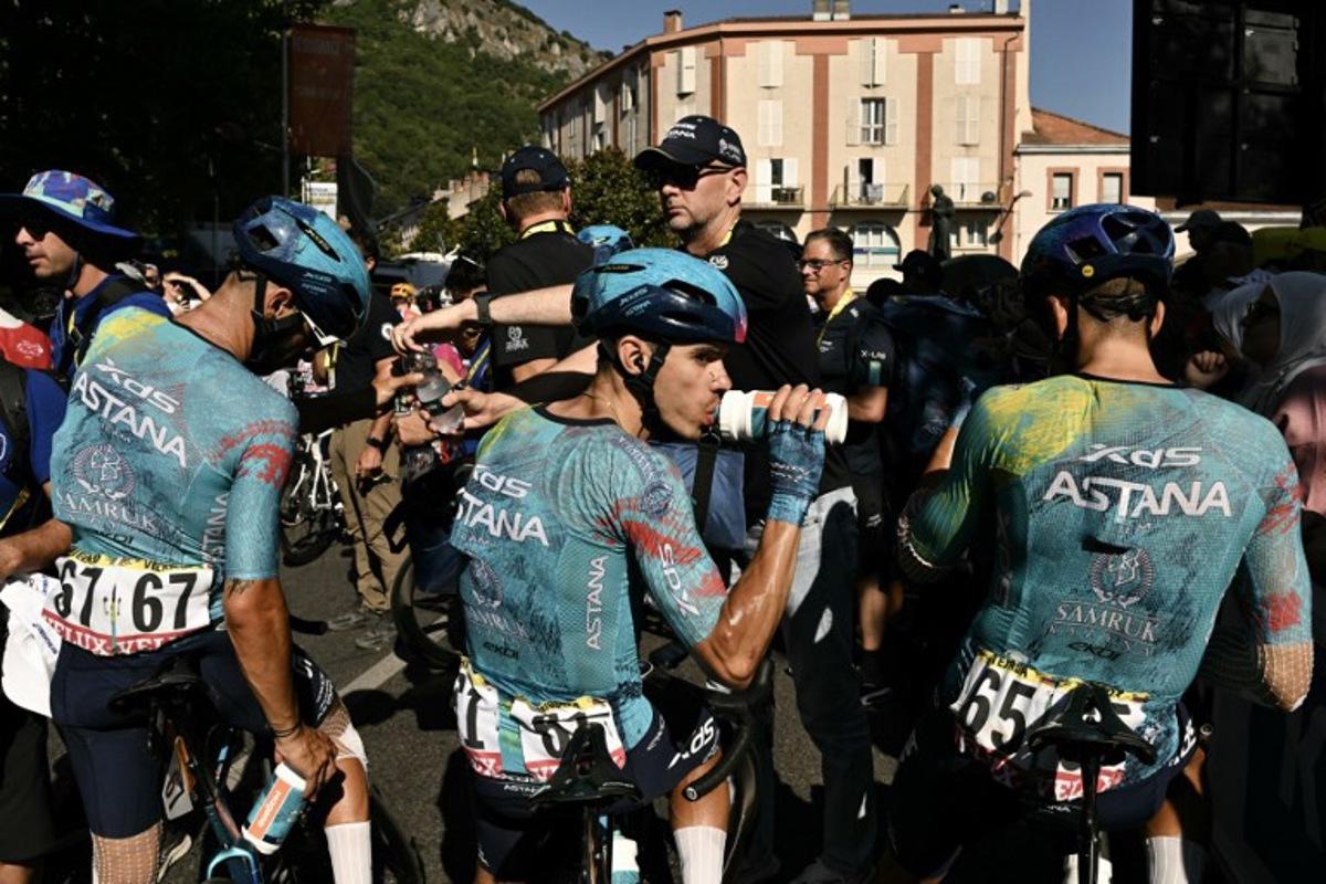 XDS Astana Team's Colombian rider Sergio Higuita (C) tries to cool off after he crossed the finish line of the 4th stage of the 113th edition of the Tour de France cycling race, 182 km between Carcassonne and Foix in southwestern France, on July 7, 2026. Jeff PACHOUD / AFP