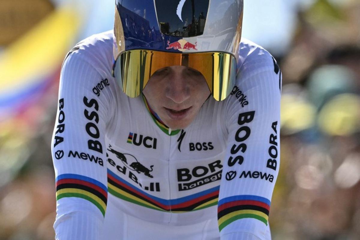Red Bull - BORA - hansgrohe team's Belgian rider Remco Evenepoel cycles to the finish line of the 16th stage of the 113th edition of the Tour de France cycling race, 26 km between Évian-les-Bains and Thonon-les-Bains in the French Alps, on July 21, 2026. Jeff PACHOUD / AFP