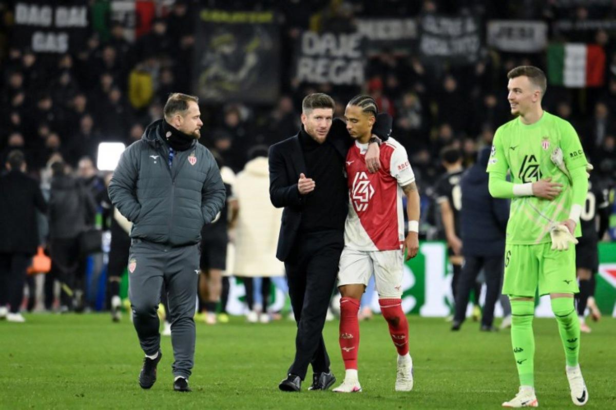Monaco's Belgian coach Sebastien Pocognoli (C-L) speaks with Monaco's German defender #05 Thilo Kehrer (C-R) at the end of the UEFA Champions League league phase day 8 football match between AS Monaco and Juventus at the Stade Louis II in the Principality of Monaco on January 28, 2026. FREDERIC DIDES / AFP