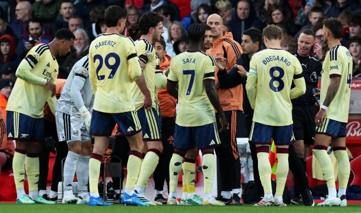 Arsenal's Spanish manager Mikel Arteta (4R) gives a teamtalk during the English Premier League football match between Nottingham Forest and Arsenal at The City Ground in Nottingham, central England, on October 18, 2026. Darren Staples / AFP