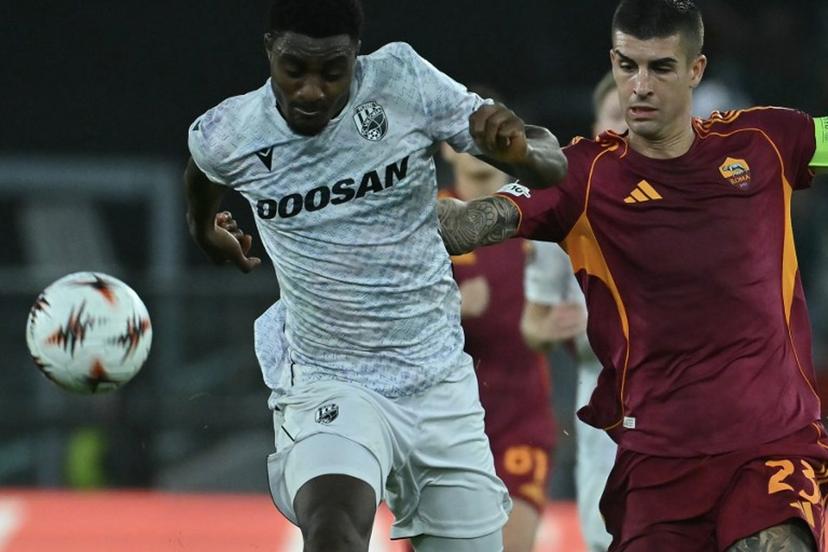 Viktoria Plzen's Nigerian forward #17 Rafiu Durosinmi fights for the ball with Roma's Italian defender #23 Gianluca Mancini during the UEFA Europa League first round day 3 football match between AS Roma and FC Viktoria Plzen, at the Olympic stadium in Rome, on October 23, 2025. Filippo MONTEFORTE / AFP