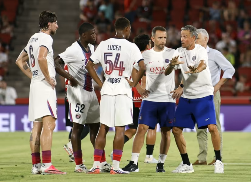Paris Saint-Germain's Spanish coach Luis Enrique speaks with players during the Ciutat de Palma trophy friendly football match between Mallorca RCD and Paris Saint-Germain FC at Mallorca Son Moix Stadium in Palma de Mallorca on August 8, 2026. JAIME REINA / AFP