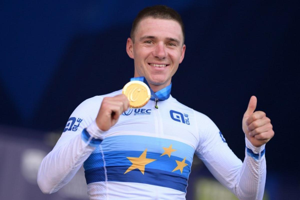Gold medallist Belgium's rider Remco Evenepoel celebrates on the podium with his medal after winning the men's elite road race of the UEC European Road Cycling Championships in Sencur, near Ljubljana, Slovenia, on October 4, 2026. JURE MAKOVEC / AFP