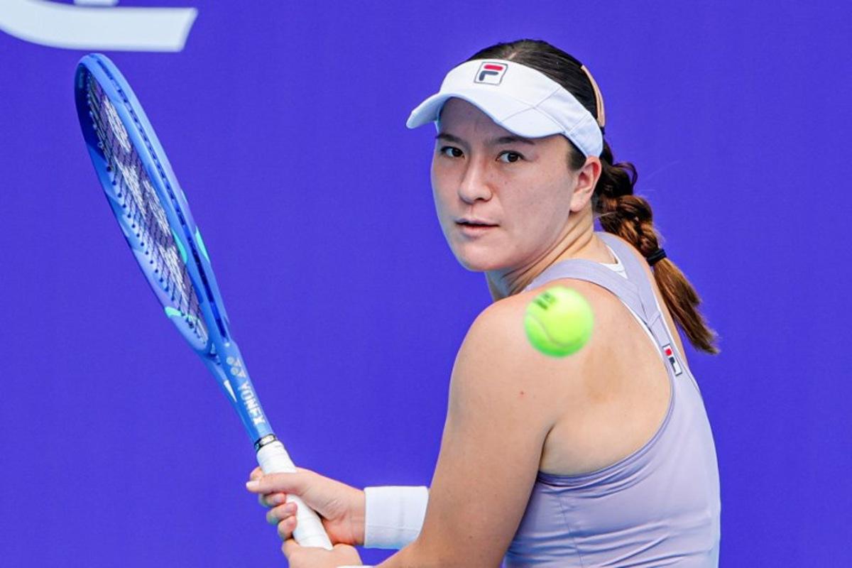 New Zealand´s Lulu Sun hits a return to USA´s Caty McNally during their women's singles quarterfinal match at the Guangzhou Open tennis tournament in Guangzhou, China's southern Guangdong province on October 24, 2025. STR / AFP