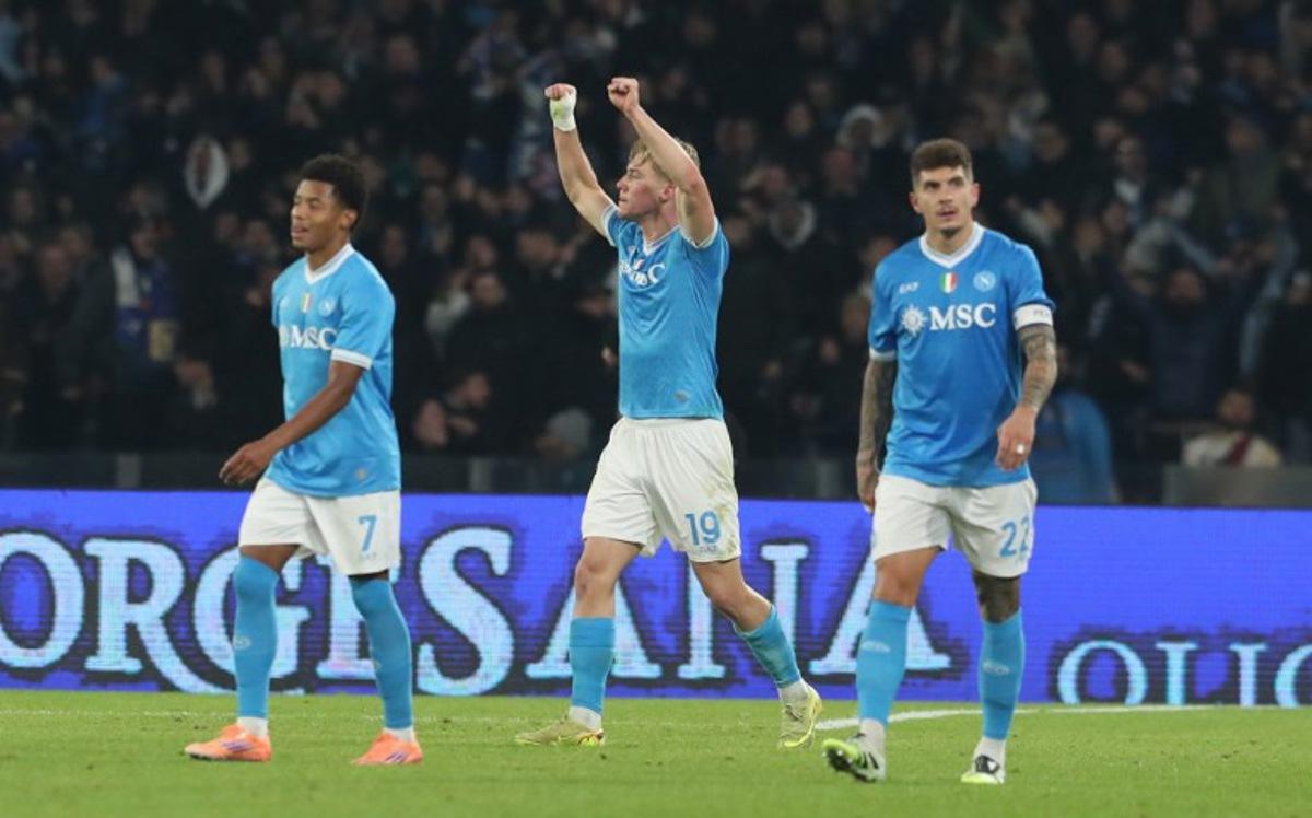 Napoli's Danish forward #19 Rasmus Hojlund (C) celebrates with teammates after scoring his team's second goal during the Italian Serie A football match between SSC Napoli and Juventus FC at the Diego Armando Maradona Stadium in Naples, on December 7, 2025. CARLO HERMANN / AFP