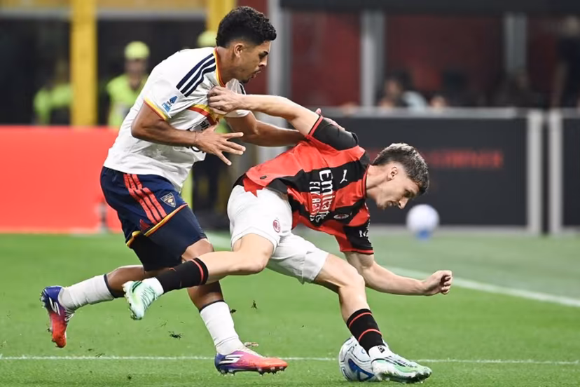 Milan's Belgian midfielder #56 Alexis Saelemaekers (R) fights for the ball with Lecce's Portuguese defender #17 Danilo Veiga during the Italian Serie A football match between AC Milan and Lecce at the San Siro stadium in Milan, on September 20, 2026. Isabella BONOTTO / AFP