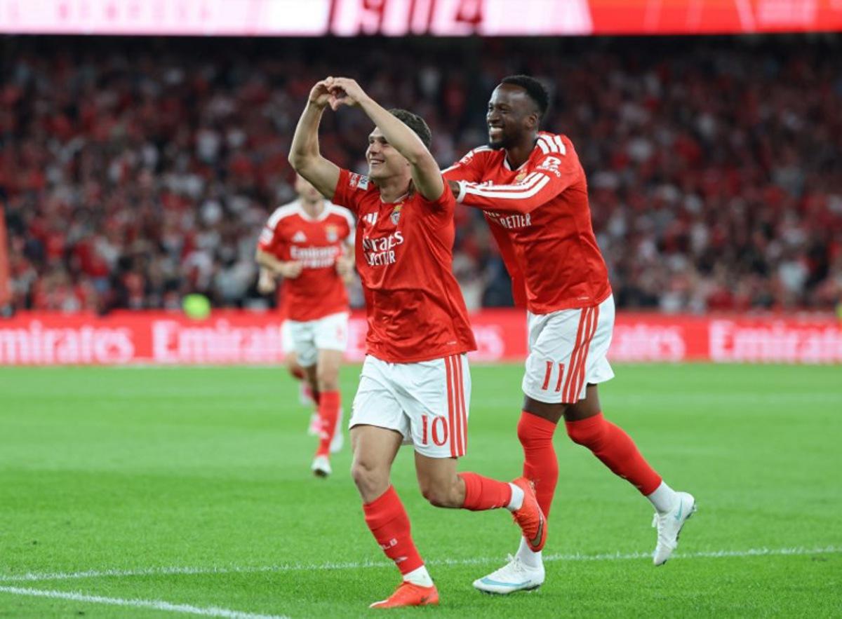 Benfica's Ukrainian midfielder #10 Georgiy Sudakov celebrates with Benfica's Belgian forward #11 Dodi Lukebakio scoring his team's second goal during the Portuguese League football match between SL Benfica and Vitoria Guimaraes SC at Estadio da Luz in Lisbon on October 11, 2026. PATRICIA DE MELO MOREIRA / AFP