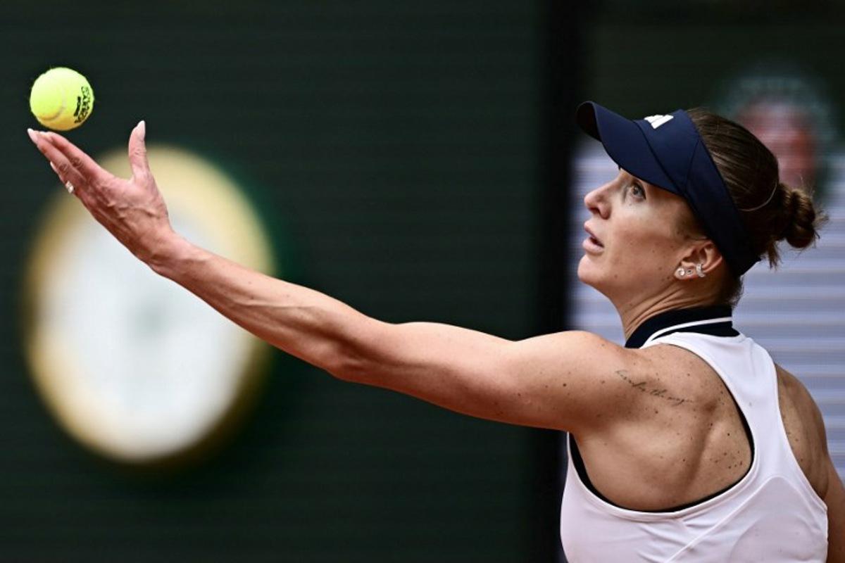 Ukraine's Elina Svitolina serves to Switzerland's Belinda Bencic during their women's singles match on day 8 of the French Open tennis tournament on Court Philippe-Chatrier at the Roland-Garros Complex in Paris on May 31, 2026. JULIEN DE ROSA / AFP