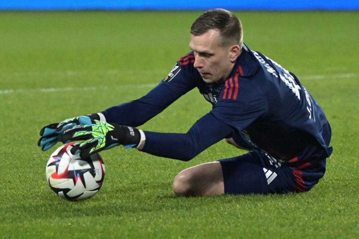 Brest's Dutch goalkeeper #40 Marco Bizot catches the ball during the French L1 football match between FC Nantes and Stade Brestois 29 (Brest) at the Stade de la Beaujoire-Louis Fonteneau in Nantes, western France on February 7, 2025. Damien Meyer / AFP