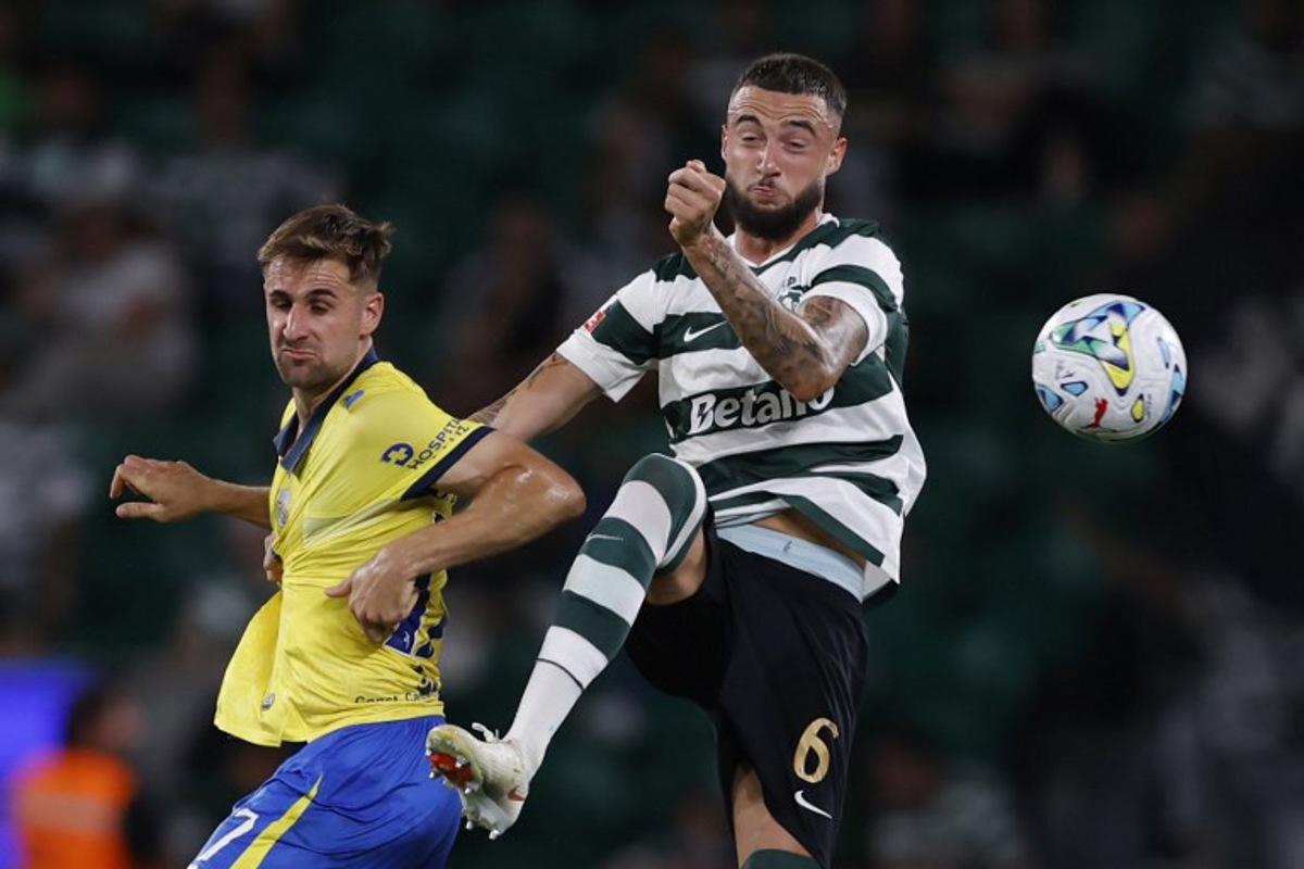 Arouca's Spanish forward #17 Ivan Barbero (L) and Sporting Lisbon's Belgian defender #06 Zeno Debast fight for the ball during the Portuguese League football match between Sporting CP and FC Arouca at the Jose Alvalade stadium in Lisbon on September 19, 2026. FILIPE AMORIM / AFP