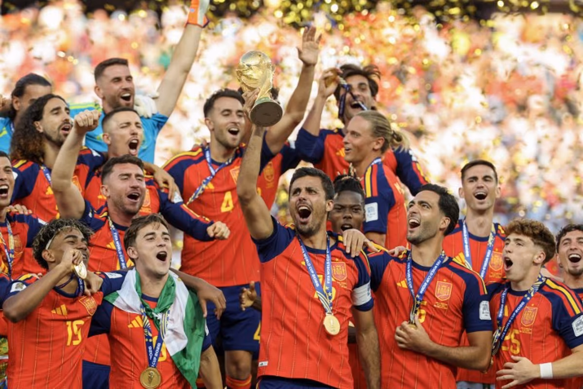 Spain's midfielder #16 Rodri lifts the trophy with his teammates after winning the 2026 World Cup football tournament final match between Spain and Argentina at the New York/New Jersey Stadium in East Rutherford on July 19, 2026. Odd ANDERSEN / AFP