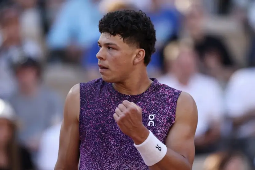 US Ben Shelton reacts after a point against Spain's Daniel Merida during their men's singles match on day 2 of the French Open tennis tournament on Court Suzanne-Lenglen at the Roland-Garros Complex in Paris on May 25, 2026. Anne-Christine POUJOULAT / AFP