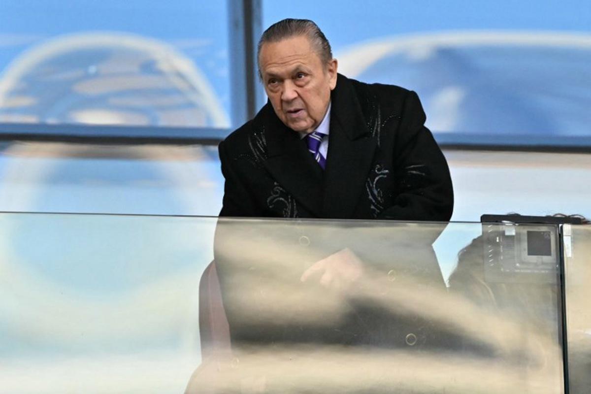 West Ham United's Welsh Chairman David Sullivan takes his seat for the English Premier League football match between West Ham United and Newcastle United at the London Stadium, in London on November 2, 2025. Glyn KIRK / AFP