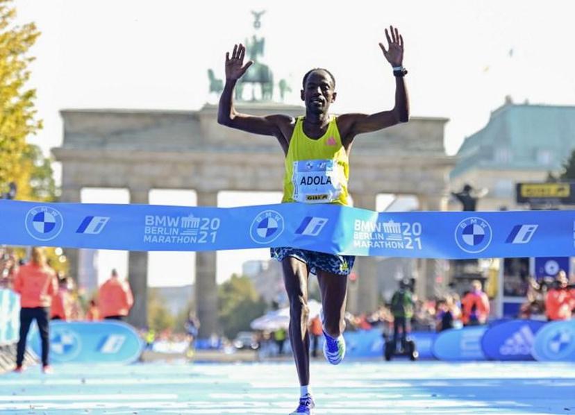 Ethiopia's GuyeAdola wins the Berlin Marathon on September 26, 2021 in front of Brandenburg Gate in Berlin. Tobias SCHWARZ / AFP