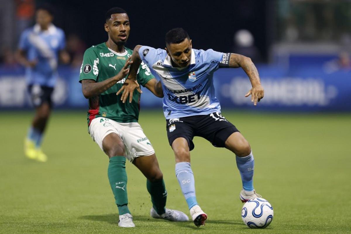 Palmeiras' forward #40 Allan and Sporting Cristal's midfielder #19 Yoshimar Yotun fight for the ball during the Copa Libertadores group stage football match between Brazil's Palmeiras and Peru's Sporting Cristal at Allianz Parque stadium in Sao Paulo, Brazil on April 16, 2026. Miguel SCHINCARIOL / AFP