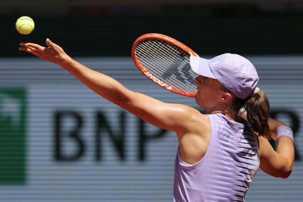 Poland's Iga Swiatek serves to Czech Republic's Sara Bejlek during their women's singles match on day 4 of the French Open tennis tournament on Court Philippe-Chatrier at the Roland-Garros Complex in Paris on May 27, 2026. Thomas SAMSON / AFP