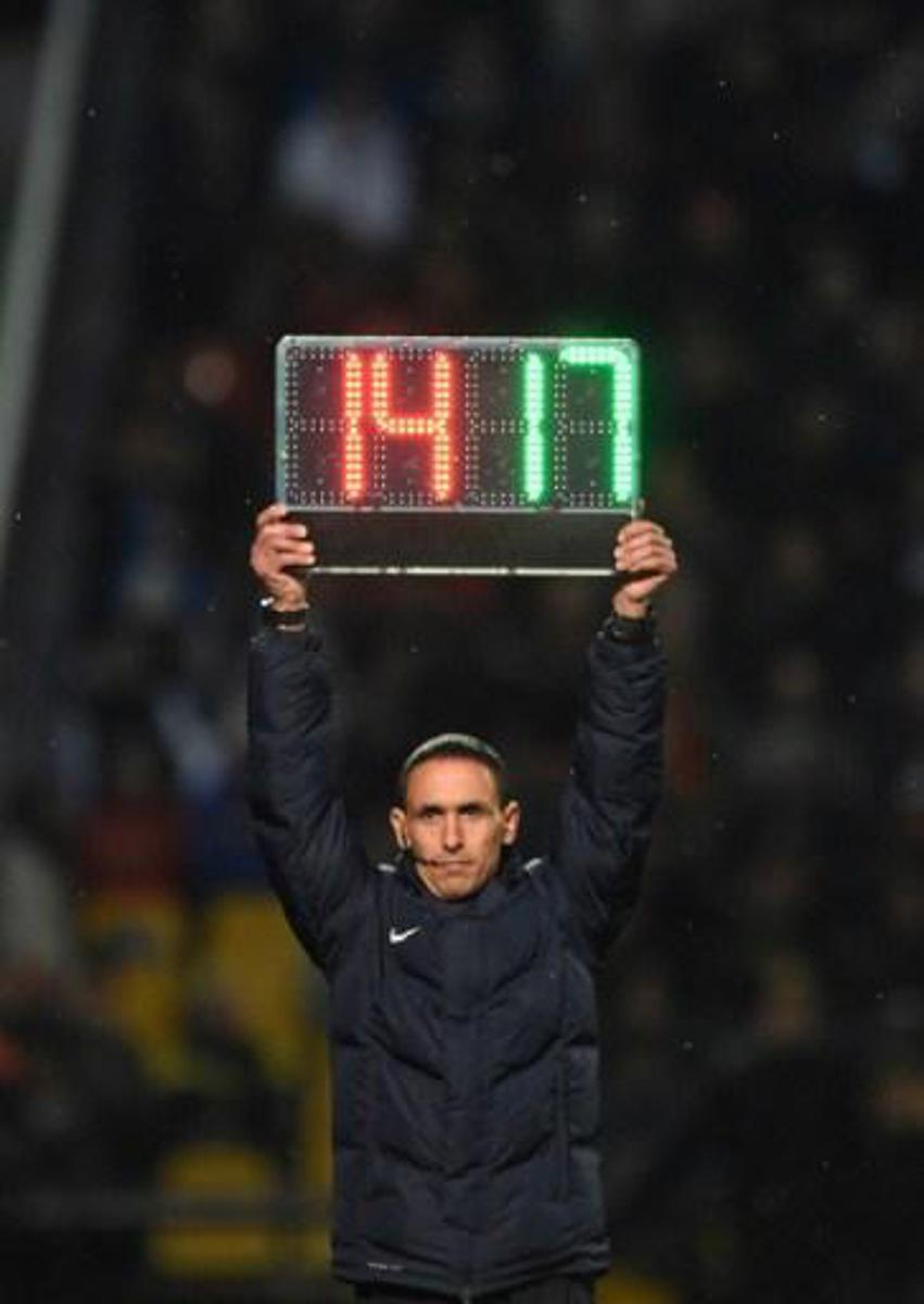 Referee Hakim Ben El Hadj holds an electronic substitution board during the French L1 football match between Metz (FCM) and Nice (OGCN) on October 23, 2016 at Saint Symphorien stadium in Longeville-Les-Metz, eastern France.
JEAN-CHRISTOPHE VERHAEGEN / AFP