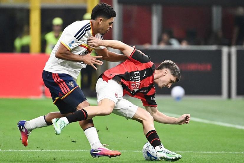 Milan's Belgian midfielder #56 Alexis Saelemaekers (R) fights for the ball with Lecce's Portuguese defender #17 Danilo Veiga during the Italian Serie A football match between AC Milan and Lecce at the San Siro stadium in Milan, on September 20, 2026. Isabella BONOTTO / AFP