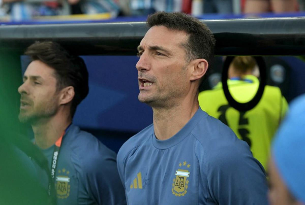 Argentina's head coach Lionel Scaloni signs his national anthem ahead of the 2026 World Cup Group J football match between Argentina and Algeria at the Kansas City Stadium in Kansas City on June 16, 2026. JUAN MABROMATA / AFP